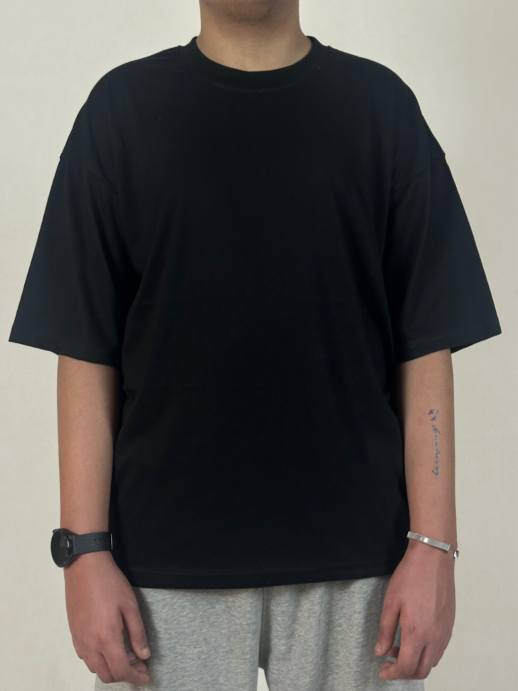 OVERSIZED BLACK TEE